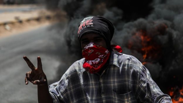 مظاهرات السودان: الجيش يلغي اتفاقاته مع المعارضة ويدعو لانتخابات بعد 9 أشهر