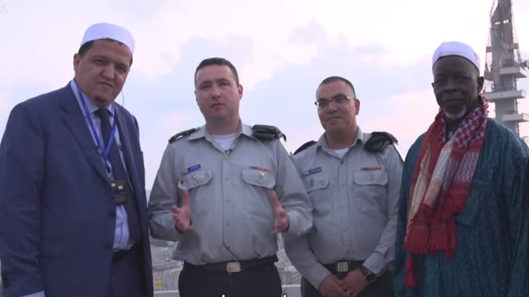 رجل دين عربي يزور الجيش الإسرائيلي ويتمنى له النصر!