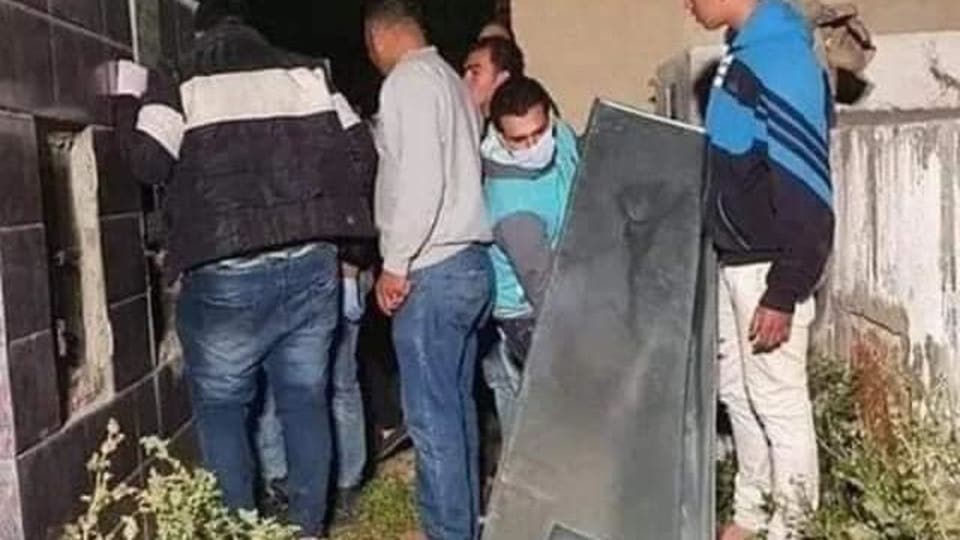 كورونا في مصر.. جثة لا تجد قبراً ومصاب يهرب