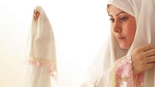 ما هو الزي الشرعي الذي يجب على المرأة ارتدائه في الصلاة؟