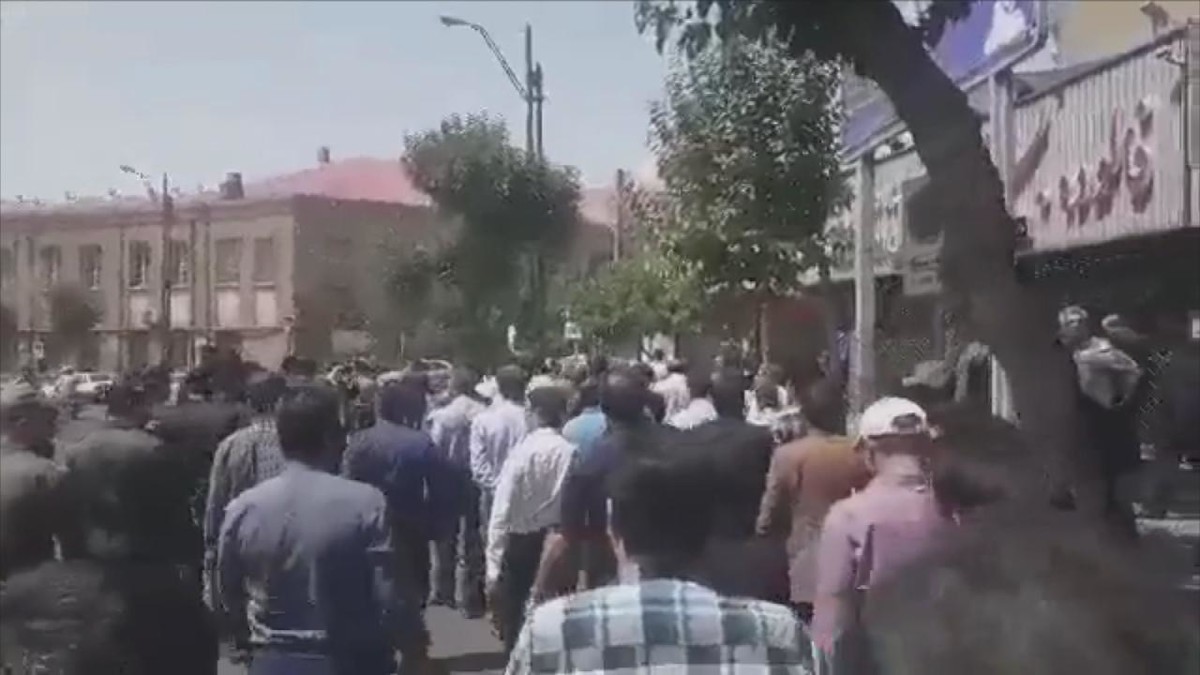 طهران.. سعر خيالي للدولار يفجر احتجاجات عارمة