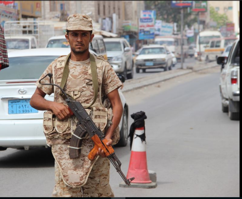 اليمن: عسكريون يحتجون بقطع الطريق في عدن مطالبين بصرف رواتبهم