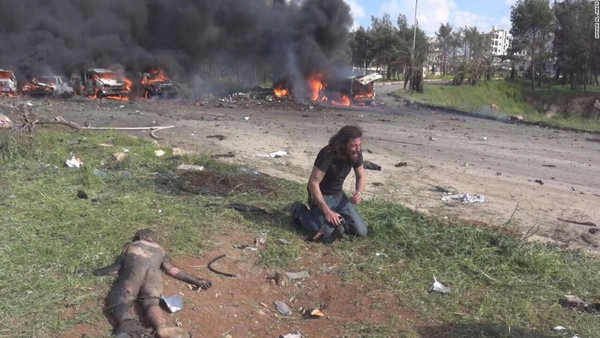 شاهد.. مصور وناشط سوري ينهار أمام جثة طفل