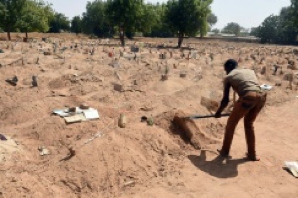 حفارو القبور في مايدوغوري يدفنون الاسلاميين وضحاياهم في نيجيريا