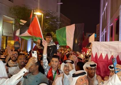 مراسل إسرائيلي من قطر: سائق حافلة أنزلنا في مكان مجهول وصاحب مطعم طردنا (فيديو)