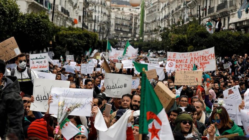 حراك الجزائر مستمر.. عين المتظاهرين على تنازل جديد