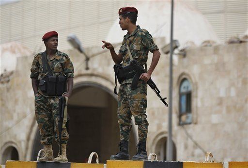 ميليشيا الحوثي تحشد المتقاعدين العسكريين والمدنيين علي جبهات القتال في اليمن