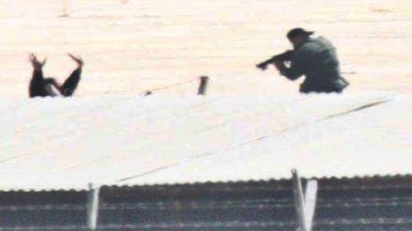 خاطف “المصرية” وزوجته أم 4 أولاد وقصة الصورة النادرة