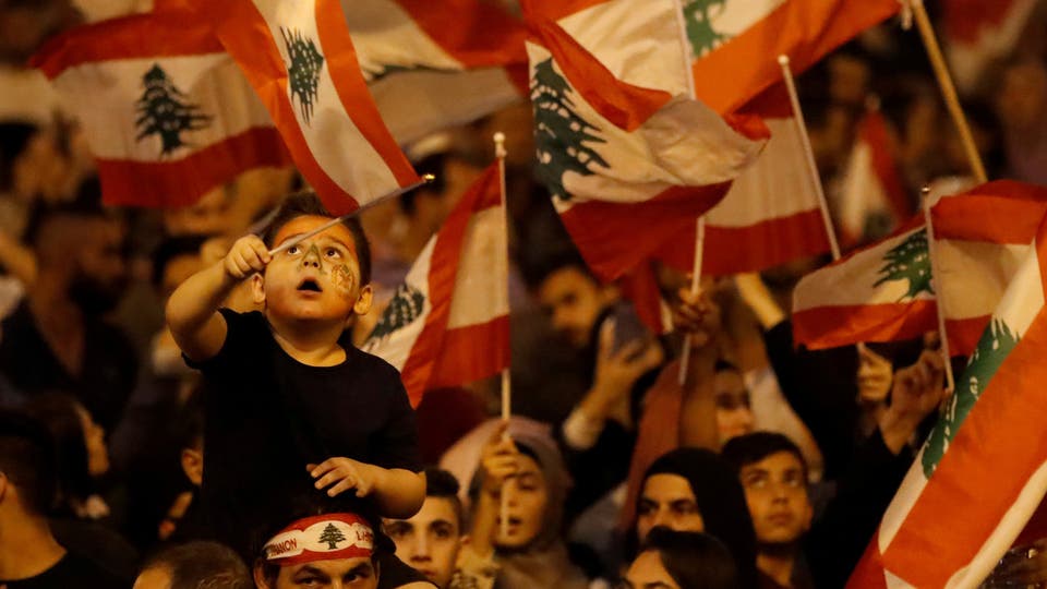 محتجو لبنان يحذرون السلطة من المماطلة والمراوغة