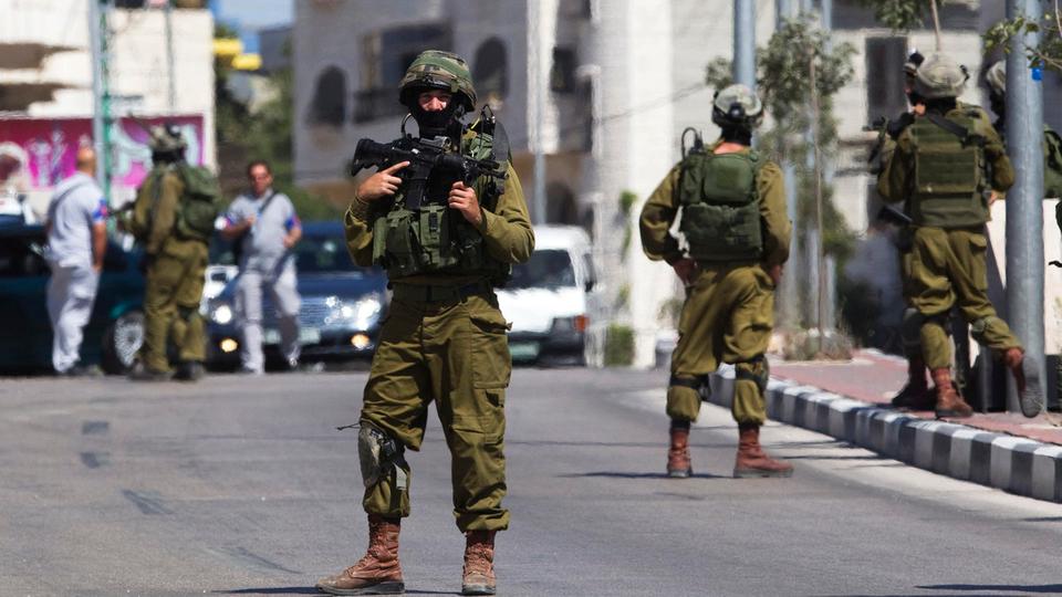 إسرائيل تقتل فلسطينياً يُشتبه بقتله حاخاماً وجنديا