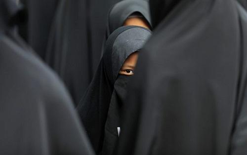 العراق: تنظيم”داعش”يحظر ارتداء النقاب فى الموصل